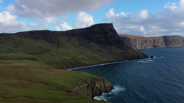 苏格兰鸟瞰图:斯凯岛-奈斯特角悬崖视频下载