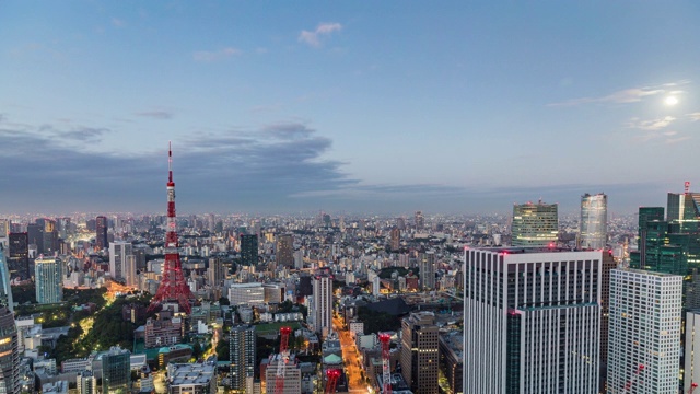 从夜晚到白天的时间推移-东京天际线的高架视图视频素材