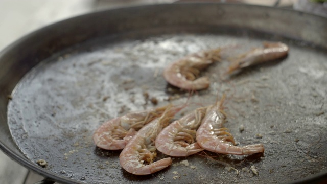 大虾从平底锅中取出视频素材