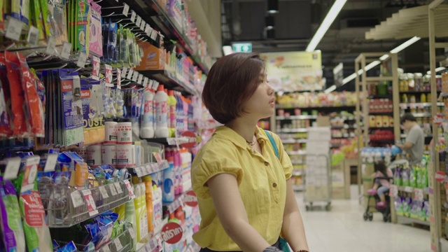 在超市选购商品的女性视频素材
