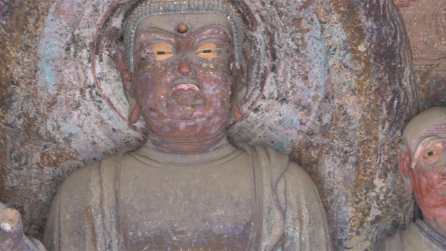 中国甘肃省天水市麦积山石窟庙群丝绸之路上一座有宗教洞穴的山视频素材