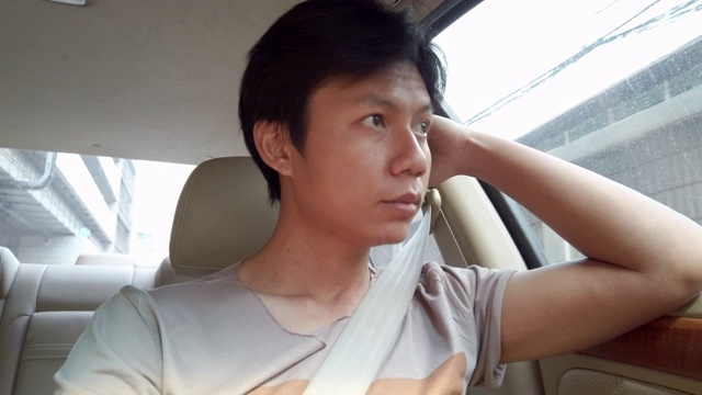 一名亚洲男子在曼谷的路上开车视频下载