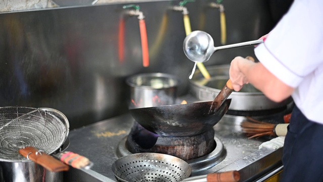 主烹饪亚洲中餐的慢动作与煤气炉HD火红蔬菜在煎锅，慢动作视频素材