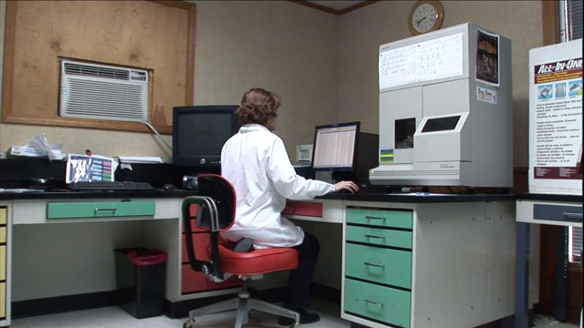 技术员在实验室的电脑前工作。视频下载