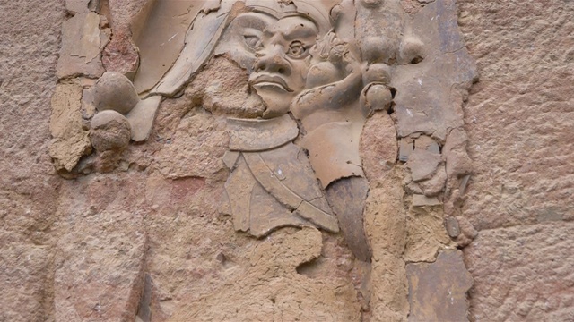 中国甘肃省天水市麦积山石窟庙群丝绸之路上一座有宗教洞穴的山视频素材