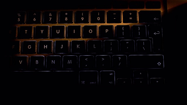 电脑键盘的阴影。多莉。视频素材