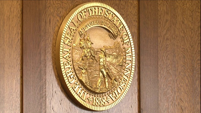图章装饰在法庭的墙上。视频素材