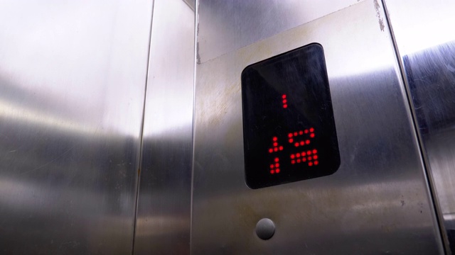 箭头向下的电梯里的数字显示从20层到15层视频下载