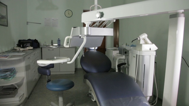 牙医办公室里的任何设备都能神奇地自己移动。视频下载