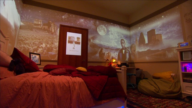 数字图像被投射到一间未来派卧室的墙上。视频下载