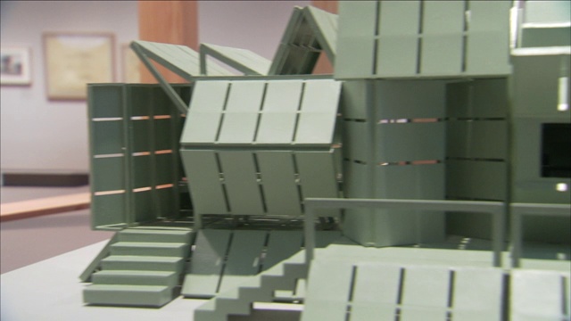 一个玻璃盒子里放着未来主义房屋的模型。视频下载