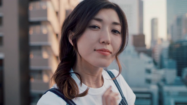 日本东京屋顶露台上美丽的日本女人的肖像。视频购买