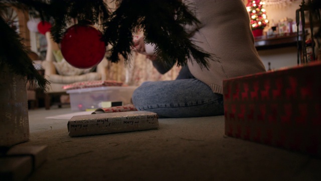 圣诞树下的圣诞礼物视频素材
