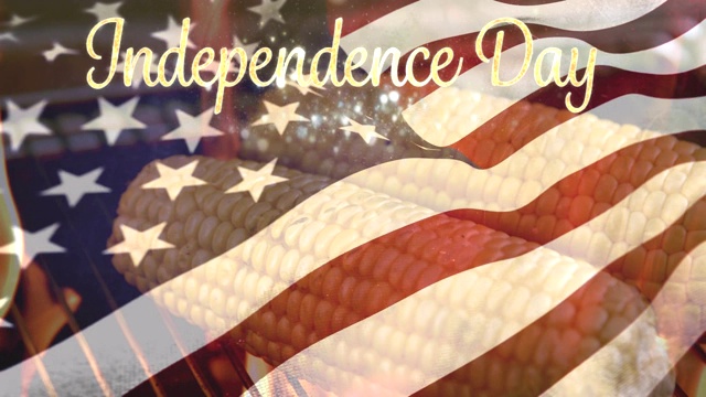 烤着的玉米和印有独立日短信的美国国旗视频下载