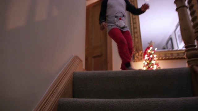 男孩跑下楼梯视频下载