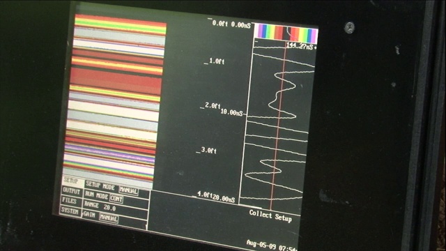 电脑显示器显示彩色的条在屏幕上扩展。视频下载