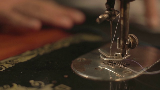 在裁缝店的慢镜头中，裁缝正在准备布料上的最后一针视频下载
