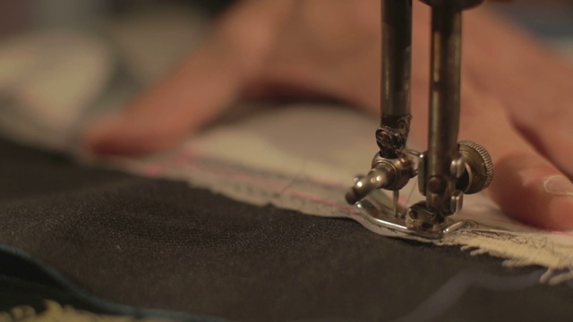 在裁缝店的慢镜头中，裁缝正在准备布料上的最后一针视频下载