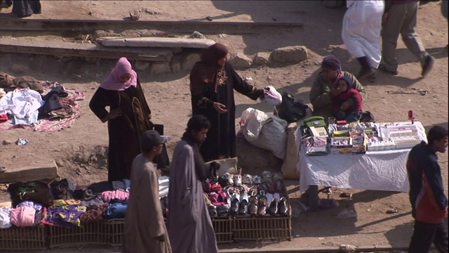 男人和女人在街头市场卖东西。视频下载