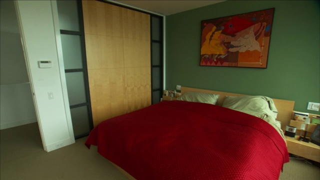 柔和的阳光照进现代风格的卧室。视频下载
