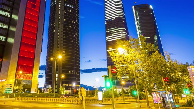 日落时分的马德里商业区，时光流逝视频素材