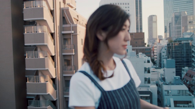 日本东京屋顶露台上美丽的日本女人的肖像。视频购买