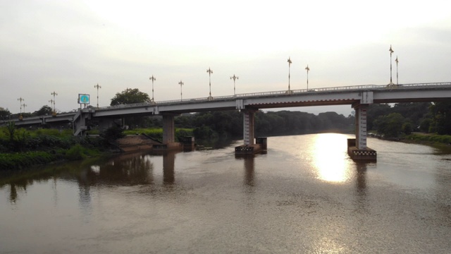 日落无人机拍摄，河桥，低角度小车后渡桥，清莱，泰国，亚洲，城镇。阳光，早晨，东南亚，交通。热带潮湿、温暖视频素材