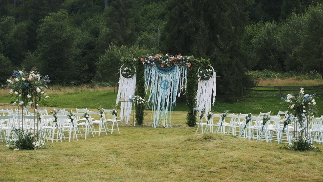 花和婚礼眼镜的组成。婚礼装饰。视频素材