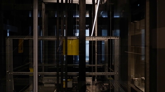 玻璃电梯运动。视频下载