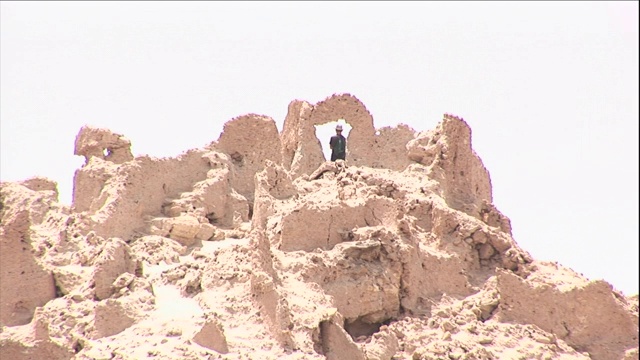 一个探险家站在死亡之山的山顶上。视频下载