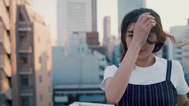 日本东京屋顶露台上美丽的日本女人的肖像。视频素材