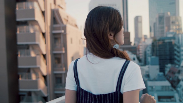 日本东京屋顶露台上美丽的日本女人的肖像。视频下载