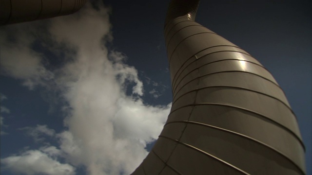 在奥卡里亚地热发电厂，蒸汽从巨大的管道中飘过。视频下载