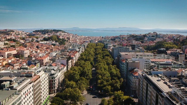 无人机拍摄的葡萄牙里斯本市中心的一条大大街。视频素材