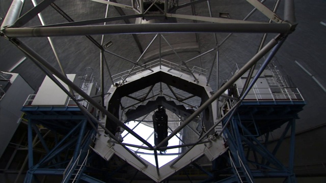 在夏威夷大岛的W. M.凯克天文台，一个透镜在望远镜里移动。视频下载