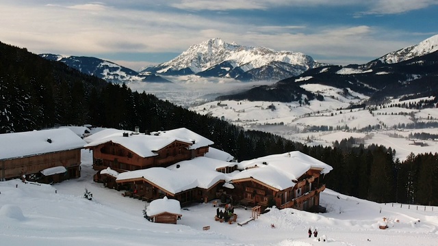 无人机拍摄的是奥地利阿尔卑斯山脉上一个滑雪胜地的木屋和餐厅。视频素材