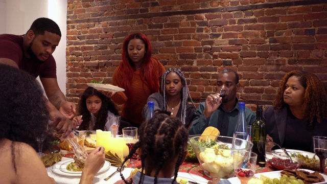 美国黑人大家族几代人一起分享火鸡大餐视频素材