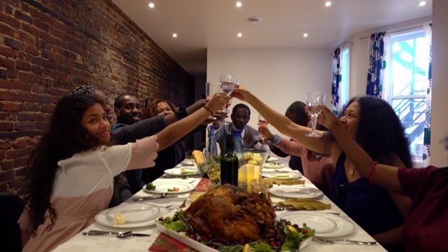 美国黑人大家族几代人在感恩节吃烤面包视频素材