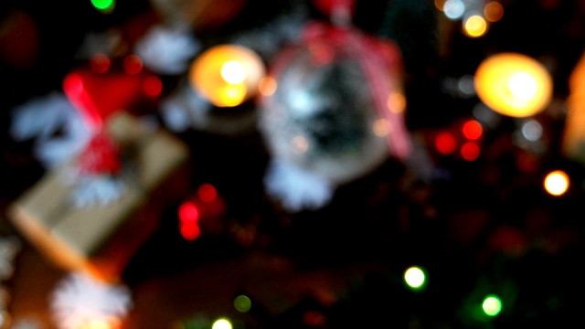 圣诞节和新年模糊的背景与礼物，灯泡，蜡烛和不同的装饰。视频素材