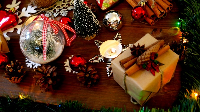 圣诞节和新年的背景礼物，灯泡，蜡烛和不同的装饰。视频素材