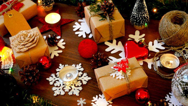 圣诞节和新年的背景礼物，灯泡，蜡烛和不同的装饰。视频素材