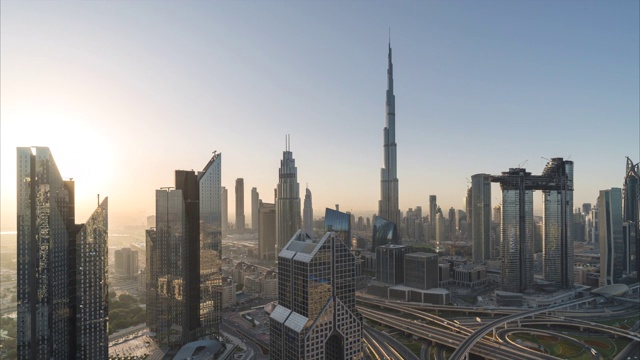 城市天际线和城市景观在日出的阿联酋迪拜。视频素材
