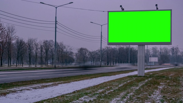 高速公路附近的绿色广告牌视频下载