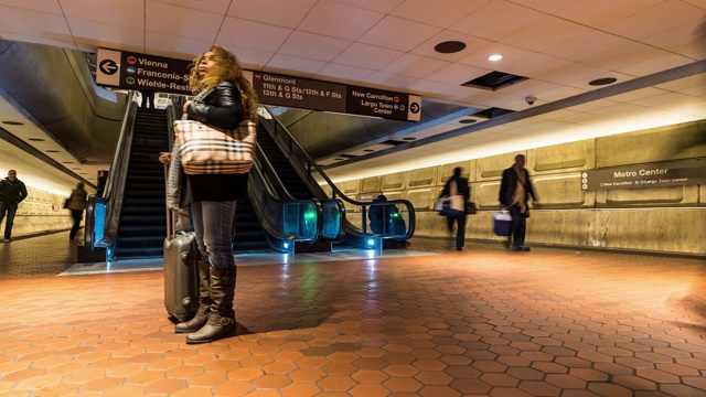 时光流逝:美国华盛顿特区地铁里拥挤的行人视频素材