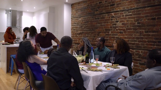 美国黑人大家族好几代人在感恩节吃火鸡视频素材
