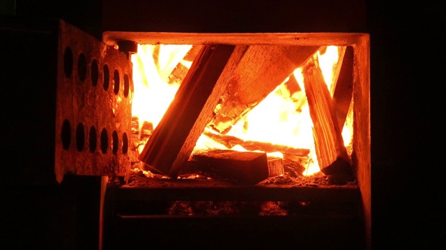 在壁炉或火炉的炉膛里生火视频下载