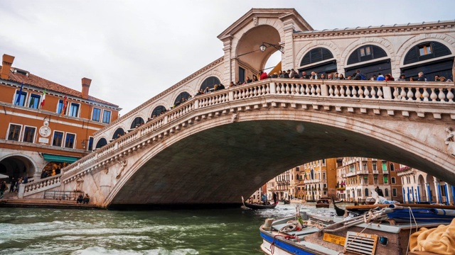 美丽的时间流逝的传统里亚托桥在威尼斯，意大利视频素材