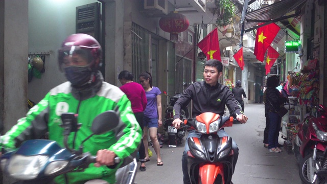 越南春节期间，河内狭窄的街道上有蔬菜和肉店。越南国旗视频下载