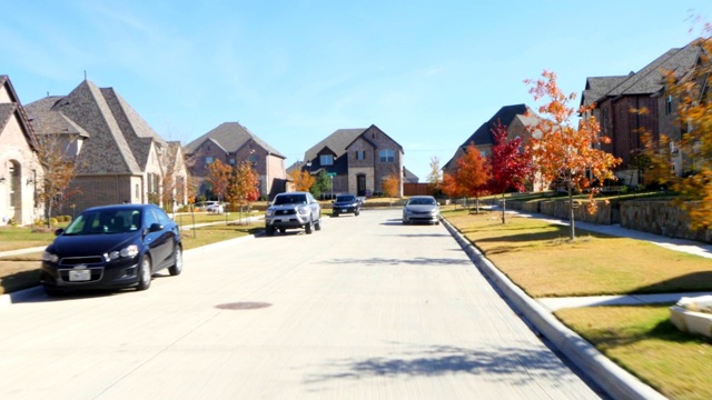 前视图驾驶通过住宅住宅在郊区地产街视频下载