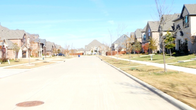 前视图驾驶通过住宅住宅在郊区地产街视频素材